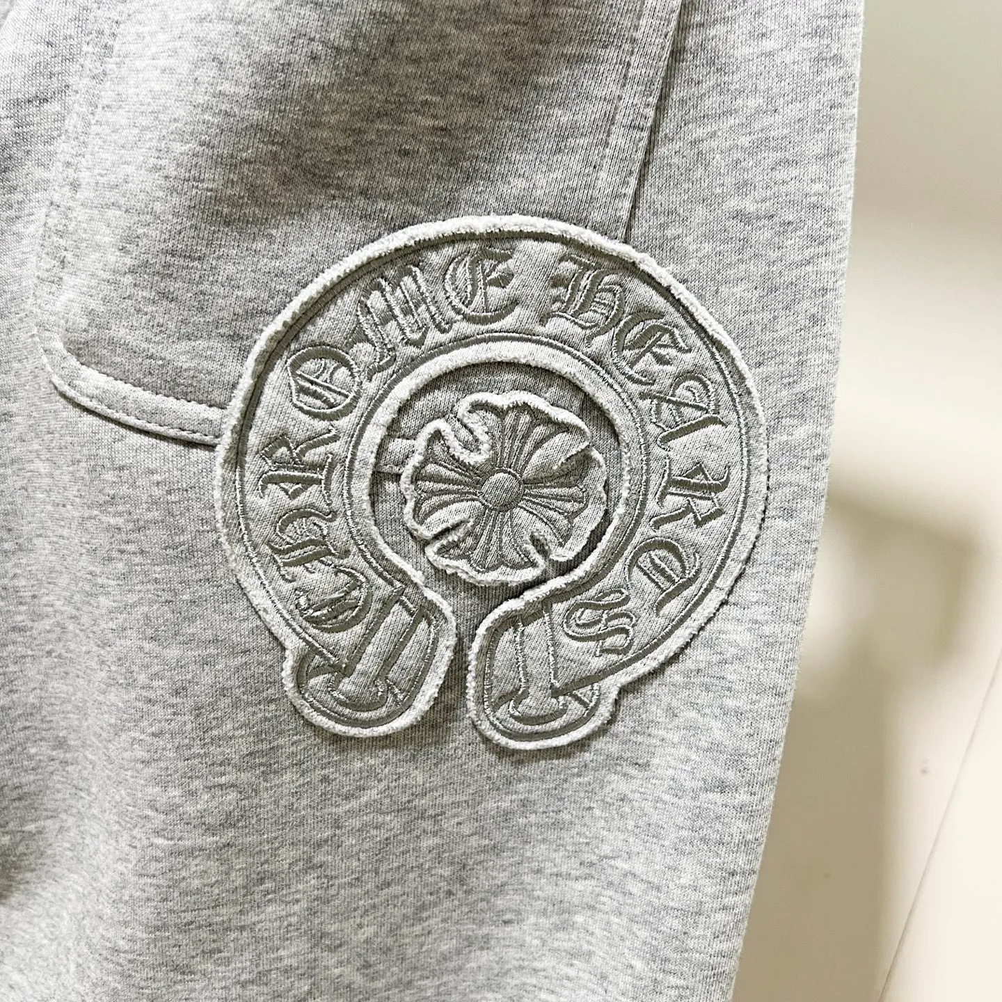 P260 chromehearts/Chrome Hearts selected 400g customized fabric sweatpants, patched horseshoe Sanskrit cross ✝️LOGO embroidery🪡 process, official synchronization, 1:1 original mold opening, fashionable personality, versatile trend, pure original quality, original washed fabric, tag, collar label, washed wheat, three complete labels, color: black, gray. Size: M-3XL